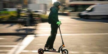 Conductor de patinete eléctrico en ciudad con seguro obligatorio desde 2026.