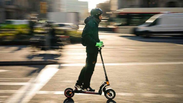 Conductor de patinete eléctrico en ciudad con seguro obligatorio desde 2026.