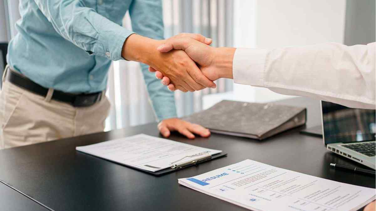 Apretón de manos tras firmar contrato en prácticas según el SEPE.
