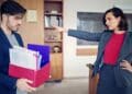 Trabajador despedido por causas disciplinarias recogiendo sus pertenencias en la oficina.