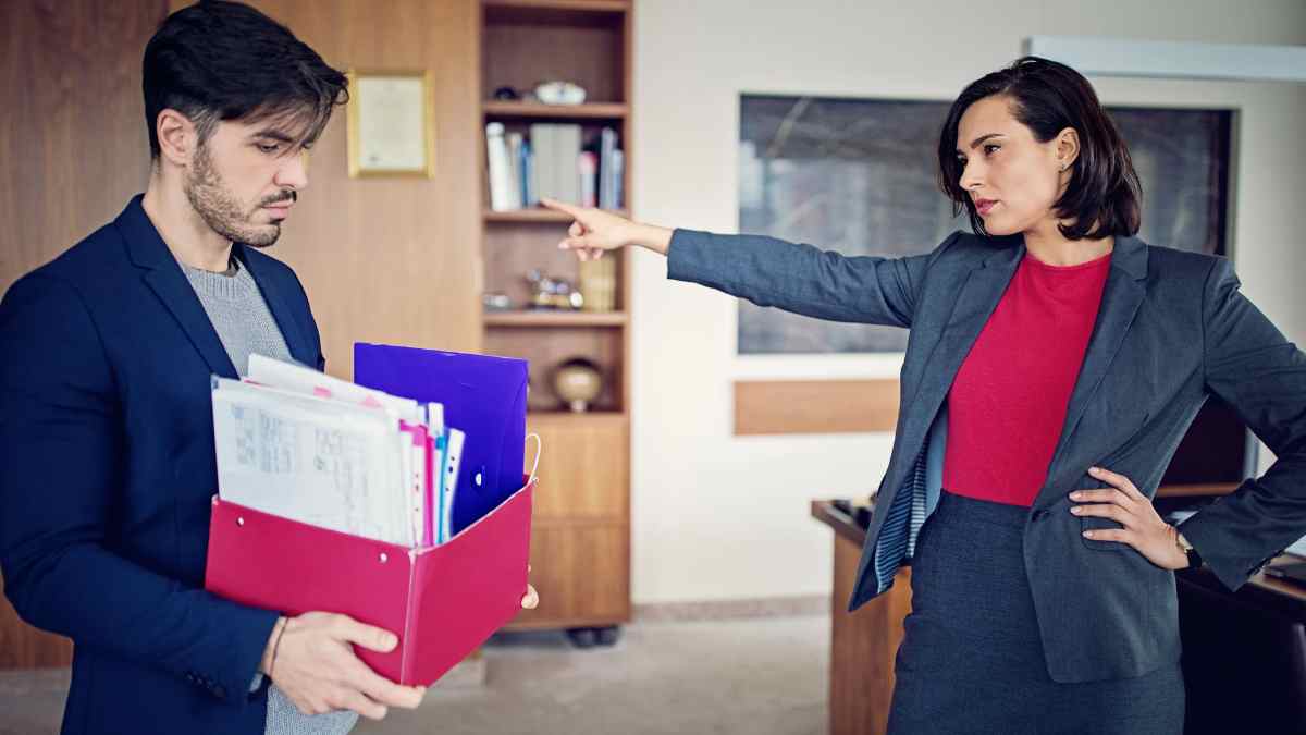 Trabajador despedido por causas disciplinarias recogiendo sus pertenencias en la oficina.