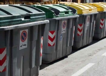 tasa de basuras obligatoria contenedores reciclaje en la calle.