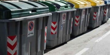 tasa de basuras obligatoria contenedores reciclaje en la calle.