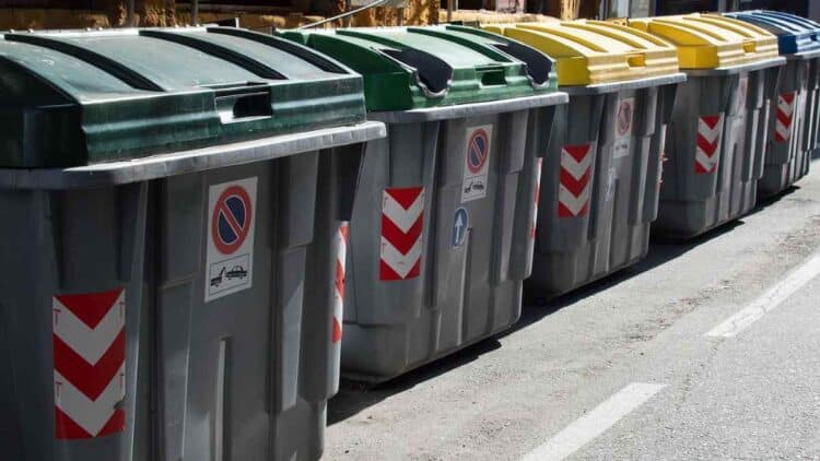 tasa de basuras obligatoria contenedores reciclaje en la calle.