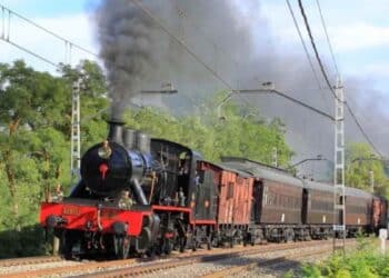 Tren de la Fresa circulando entre Madrid y Aranjuez en otoño 2024.