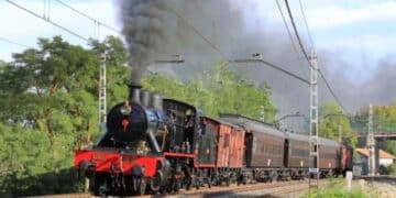 Tren de la Fresa circulando entre Madrid y Aranjuez en otoño 2024.