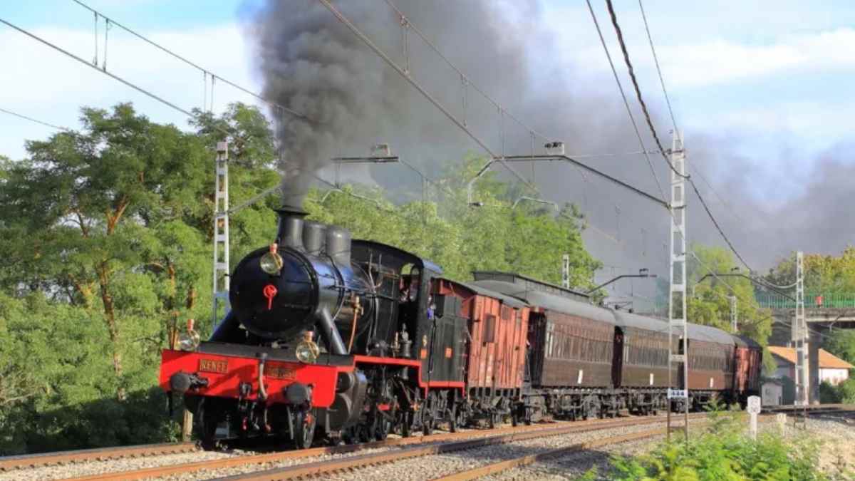 Tren de la Fresa circulando entre Madrid y Aranjuez en otoño 2024.