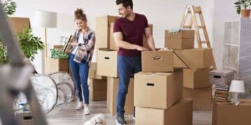 Pareja haciendo mudanza con cajas, ejemplo de permiso retribuido en España.