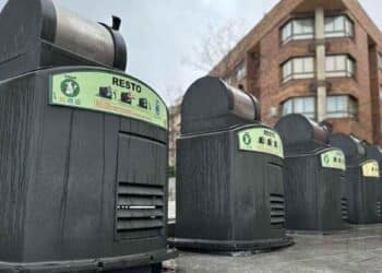 Contenedores de basura en Madrid afectados por la nueva tasa municipal.