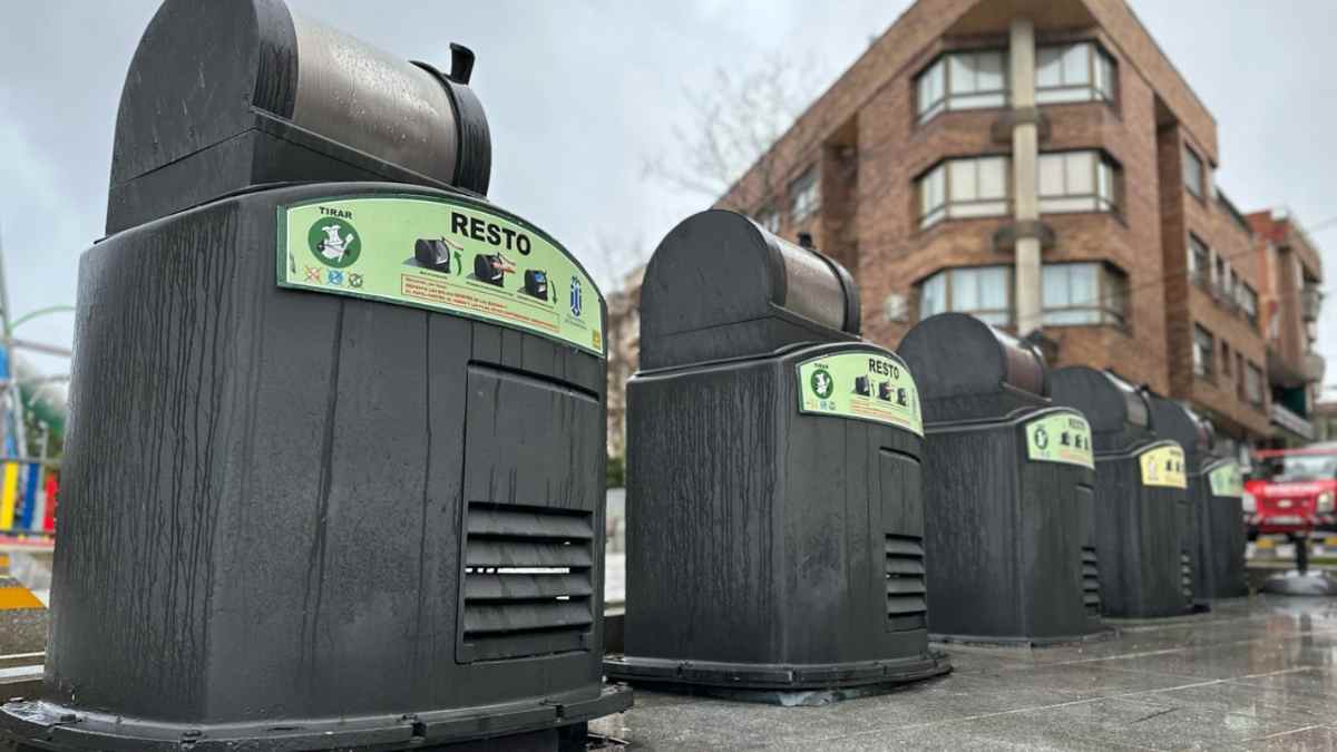 Contenedores de basura en Madrid afectados por la nueva tasa municipal.