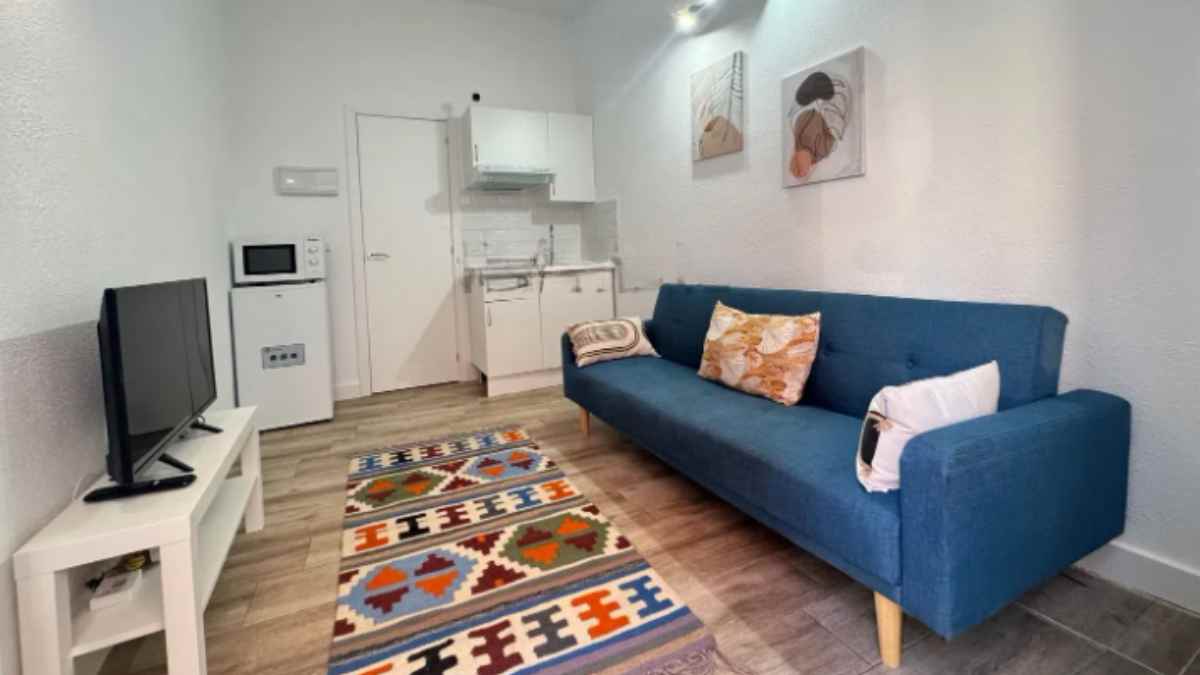 Estudio reformado y amueblado en Madrid por debajo de 100000 euros.