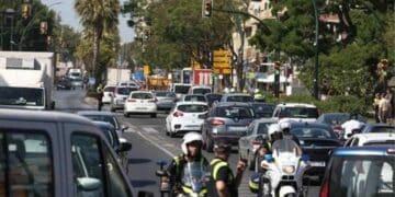 Atascos en Madrid el primer día de vuelta al cole con cortes de tráfico y presencia policial.