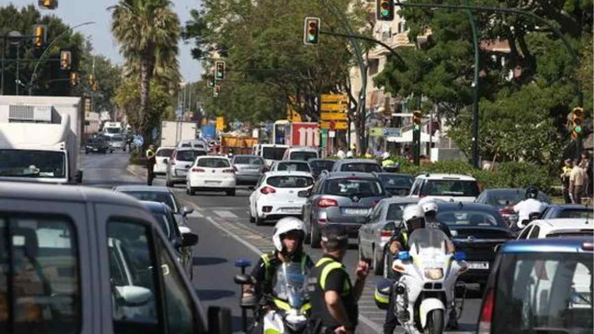 Atascos en Madrid el primer día de vuelta al cole con cortes de tráfico y presencia policial.