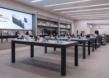 Interior de la primera tienda Xiaomi en La Gavia Madrid con móviles y gadgets para el hogar.