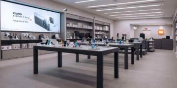 Interior de la primera tienda Xiaomi en La Gavia Madrid con móviles y gadgets para el hogar.