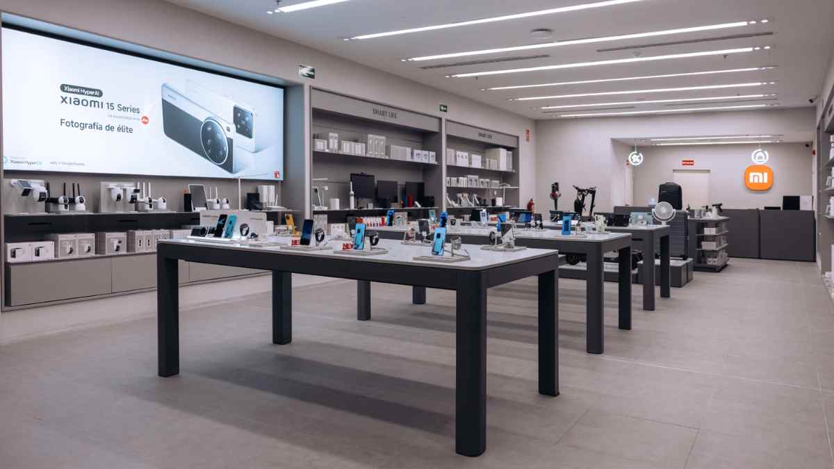 Interior de la primera tienda Xiaomi en La Gavia Madrid con móviles y gadgets para el hogar.