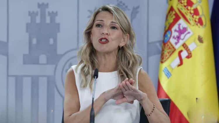 Yolanda Díaz anuncia comisión de expertos para la subida del Salario Mínimo Interprofesional en 2026.