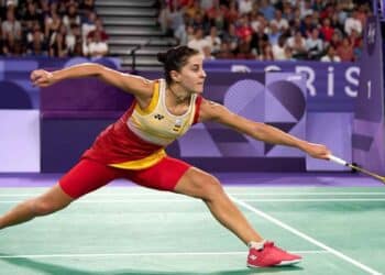 Carolina Marín durante un partido de bádminton en el Día del Deporte Olímpico de Madrid en El Retiro.
