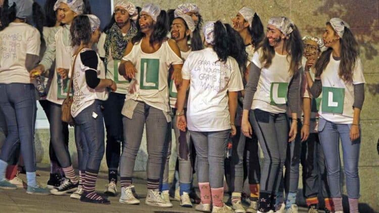estudiantes en madrid durante actividades universitarias relacionadas con novatadas y bienvenida universitaria.