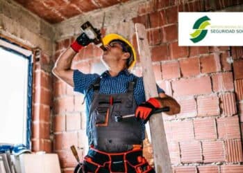 Albañil en una obra con casco y botella, caso de incapacidad revocada por el TSJ de Aragón.