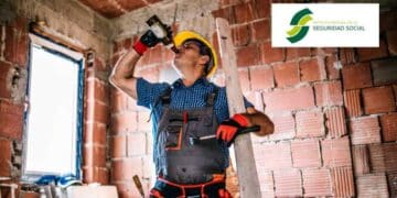 Albañil en una obra con casco y botella, caso de incapacidad revocada por el TSJ de Aragón.