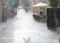 Calle de Madrid bajo lluvia intensa durante la alerta naranja por viento y lluvia.
