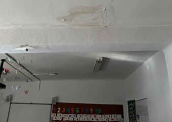 Aula con grietas y filtraciones en el techo de un colegio público de Madrid durante las reformas educativas de 2025.