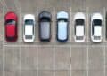 Coches aparcados en línea en Madrid, imagen sobre la nueva app que reduce el tiempo para aparcar un 66 por ciento.