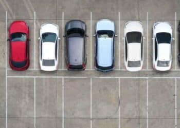 Coches aparcados en línea en Madrid, imagen sobre la nueva app que reduce el tiempo para aparcar un 66 por ciento.