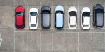 Coches aparcados en línea en Madrid, imagen sobre la nueva app que reduce el tiempo para aparcar un 66 por ciento.