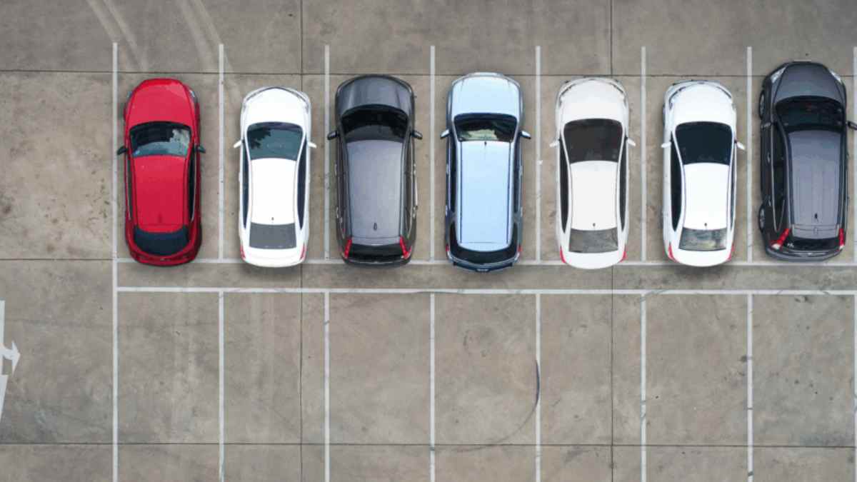 Coches aparcados en línea en Madrid, imagen sobre la nueva app que reduce el tiempo para aparcar un 66 por ciento.