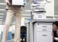 Empleado en oficina simboliza los límites de los registros empresariales según el artículo 18 del Estatuto de los Trabajadores.