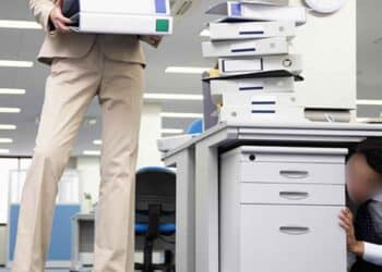 Empleado en oficina simboliza los límites de los registros empresariales según el artículo 18 del Estatuto de los Trabajadores.