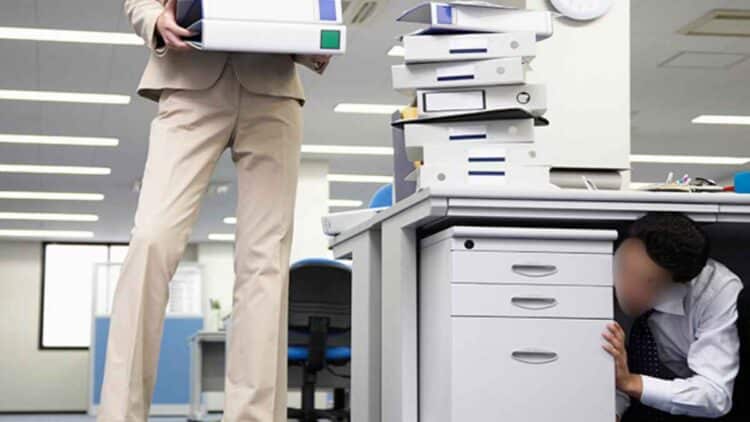 Empleado en oficina simboliza los límites de los registros empresariales según el artículo 18 del Estatuto de los Trabajadores.