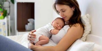 madre con su bebé recibiendo ayuda de 1000 euros por nacimiento en Las Rozas 2025.