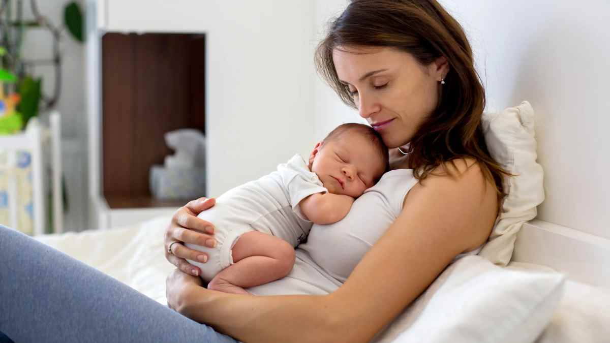 madre con su bebé recibiendo ayuda de 1000 euros por nacimiento en Las Rozas 2025.