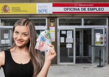 Mujer con billetes frente a oficina del SEPE para ayuda de 3.000 euros a desempleados con pocos días cotizados.