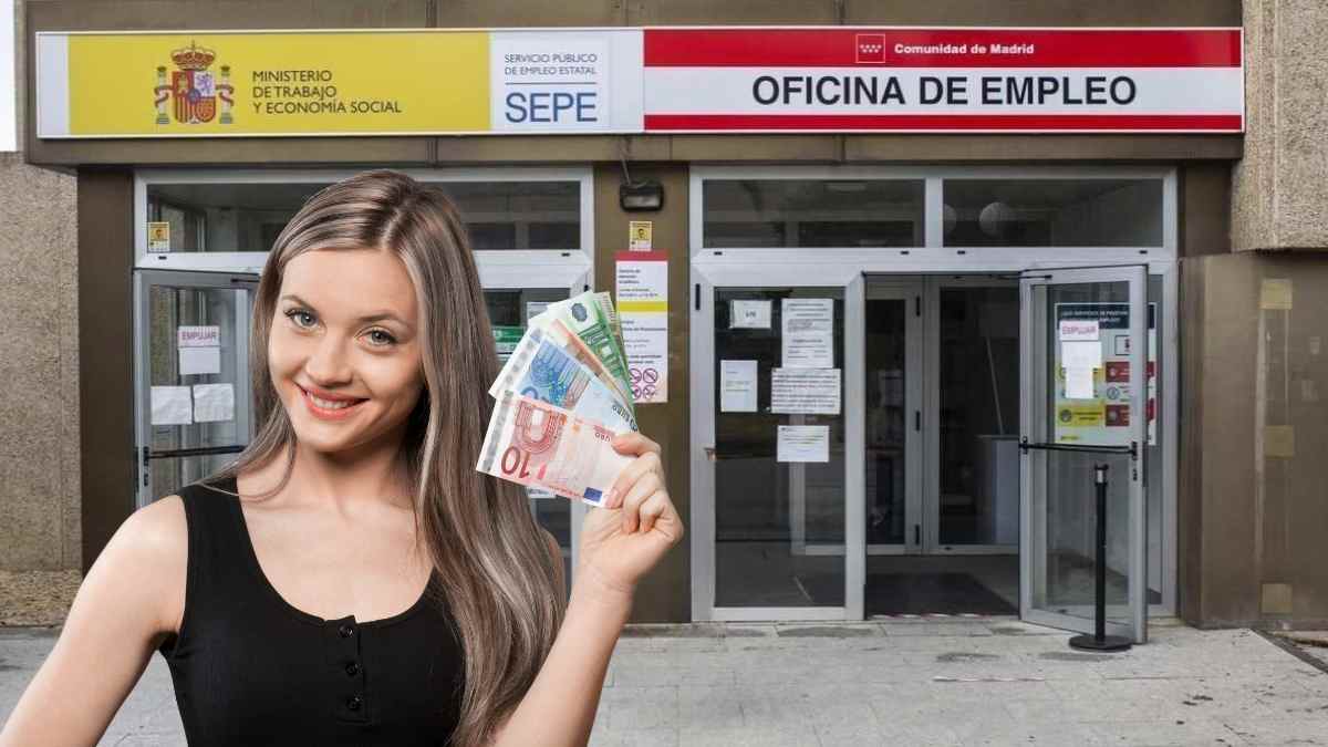 Mujer con billetes frente a oficina del SEPE para ayuda de 3.000 euros a desempleados con pocos días cotizados.