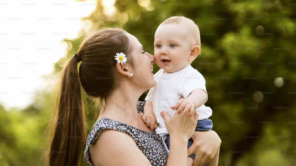 Madre joven con su bebé representando la ayuda de 500 euros por hijo en Madrid.
