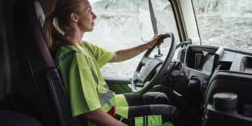 Persona conduciendo un camión representando la ayuda del Gobierno de 2.000 euros para sacar el carnet profesional.