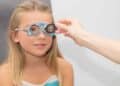 Niña en revisión ocular para gafas en la ayuda de la Comunidad de Madrid por miopía, hipermetropía y astigmatismo.