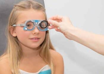 Niña en revisión ocular para gafas en la ayuda de la Comunidad de Madrid por miopía, hipermetropía y astigmatismo.