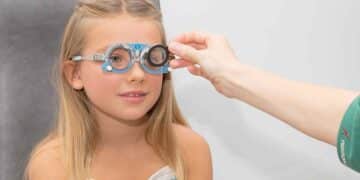 Niña en revisión ocular para gafas en la ayuda de la Comunidad de Madrid por miopía, hipermetropía y astigmatismo.
