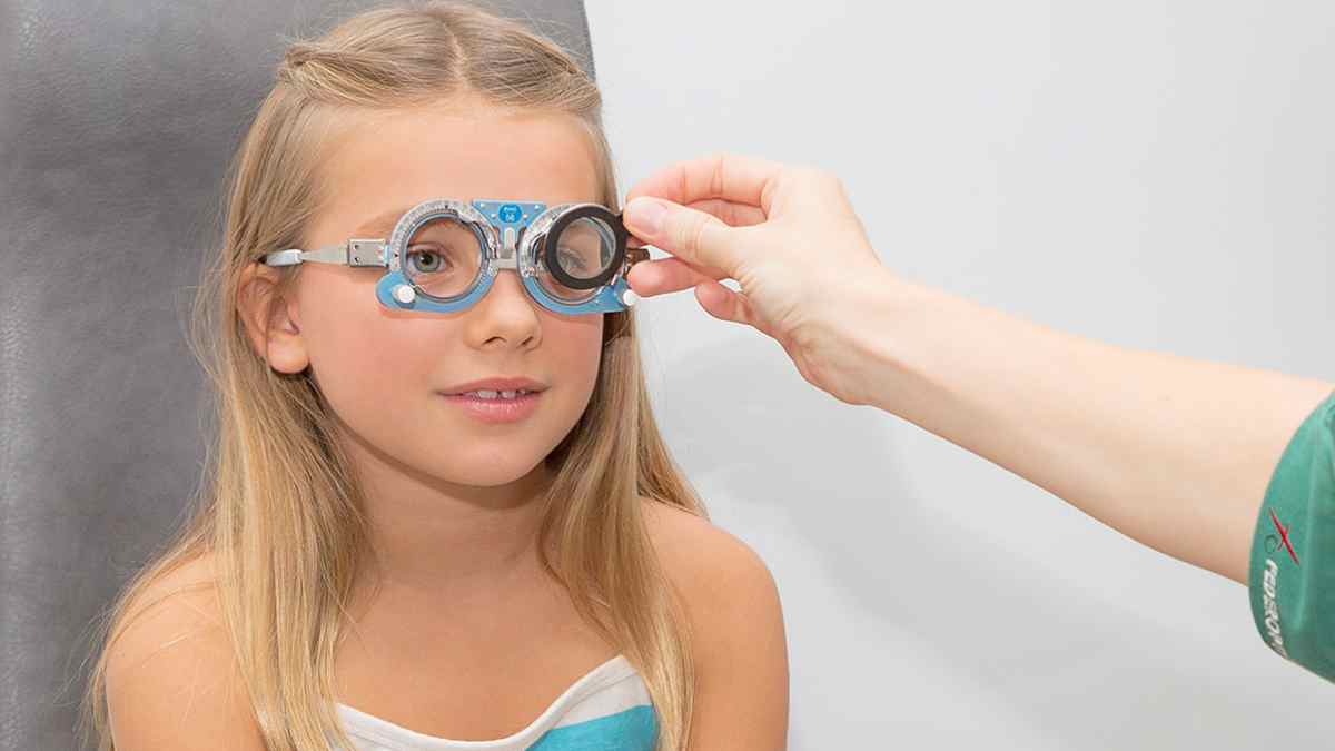 Niña en revisión ocular para gafas en la ayuda de la Comunidad de Madrid por miopía, hipermetropía y astigmatismo.