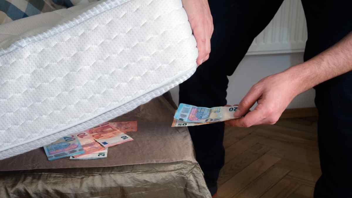 Persona guardando dinero en efectivo en casa según recomendación del Banco Central Europeo.