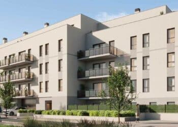 Fachada de modernas viviendas asequibles en el nuevo barrio de Alovera, a 45 minutos de Madrid con playa urbana.
