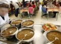 Niños comiendo en el comedor escolar durante el curso.