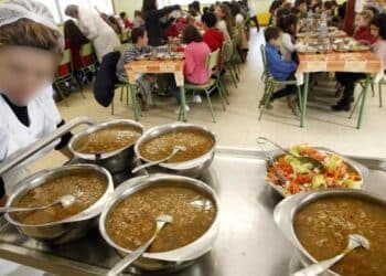 Niños comiendo en el comedor escolar durante el curso.