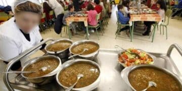 Niños comiendo en el comedor escolar durante el curso.