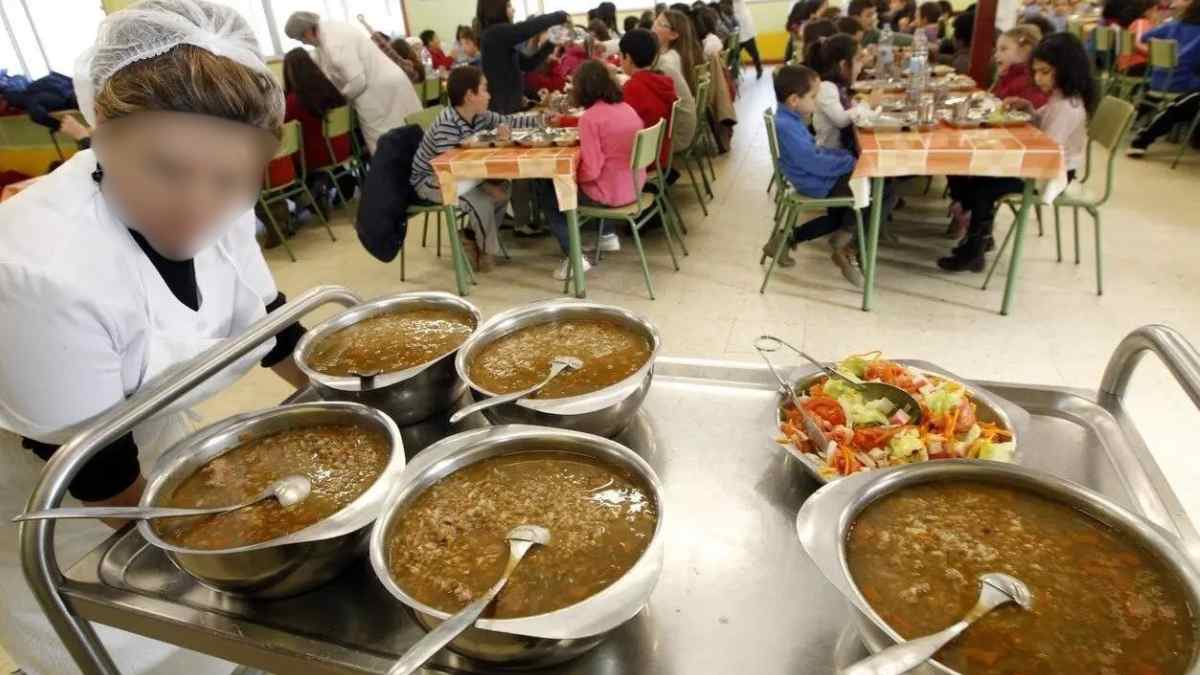 Niños comiendo en el comedor escolar durante el curso.